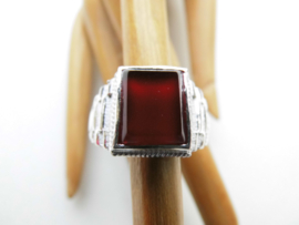 Zilveren rode steen cachet ring.