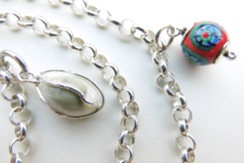 Zilveren lontai bere ketting met hangers.