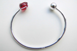Zilveren bal-rode kraal boei armband.