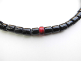 Zwart/rood ingi boca snoer met zilveren sluiting.