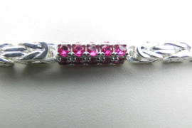 Zilveren konings bracelet met rode zirkonia steentjes buis.