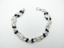 Zilveren roos zwarte kralen bracelet.