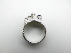 Zilveren ring met leeuwtje en blauw steentje.