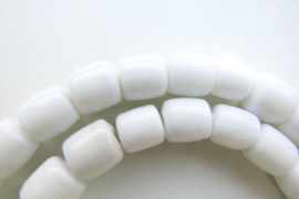 Witte Opete snoer met zilveren sluiting.