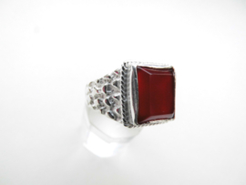 Zilveren rode steen piet piet cachet ring.