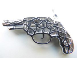 Zilveren revolver hanger vol gezet met zirkonia steentjes. (Iced Out)