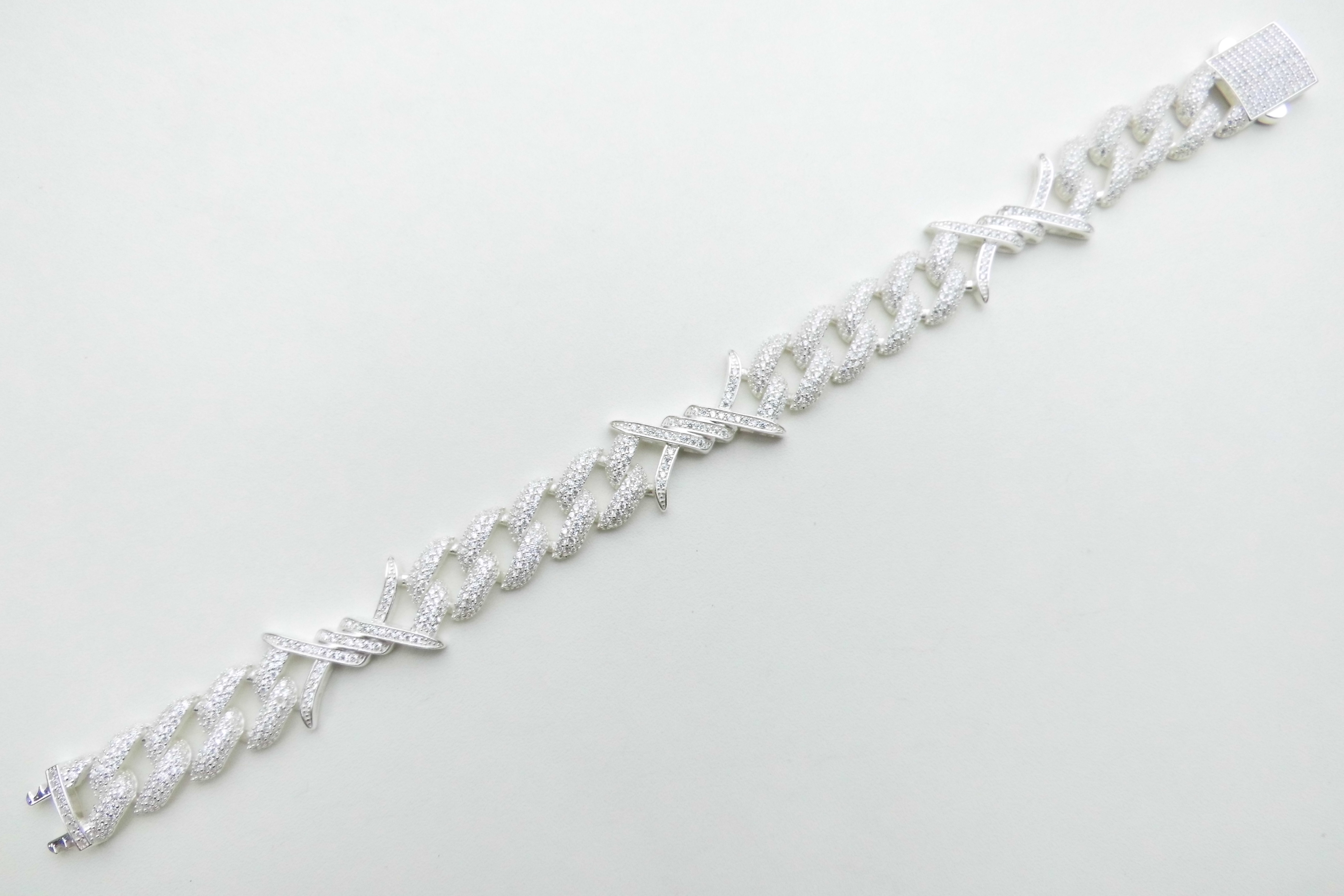 Zilveren "prikkeldraad" bracelet iced met zirkonia steentjes.
