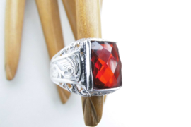 Zilveren rode steen cachet ring.