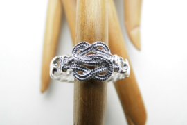 Zilveren mattenklopper ring met schakel scheen.