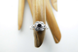 Zilveren baby mattenklopper ring met zwart steentje.