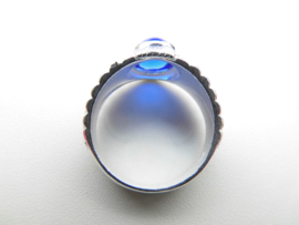 Zilveren blauwe steen cachet ring.