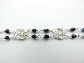 Zilveren mattenklopper-zwarte kralen bracelet.