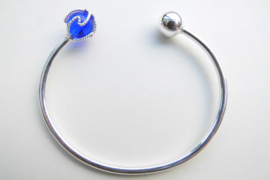 Zilveren bal-blauwe kraal boei armband.