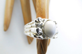 Zilveren witte steen cachet ring.