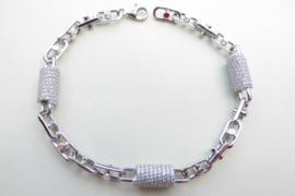 Zilveren buis bracelet met zirkonia steentjes.