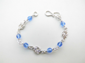 Zilveren mattenkloppertjes blauwe kralen baby bracelet.