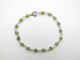 Zilveren olijf groene kralen bracelet.