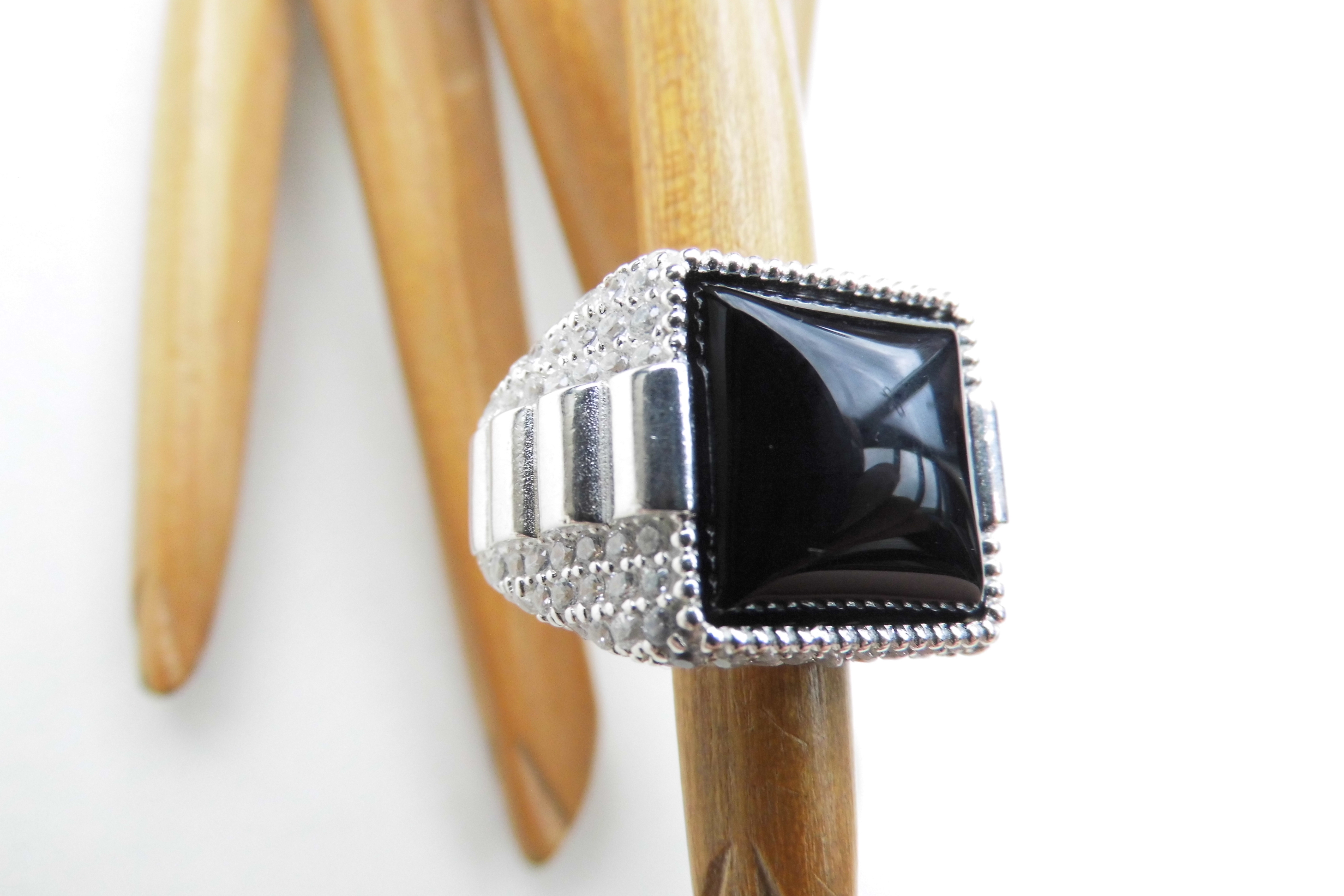 Zilveren zwarte steen ring met zirkonia steentjes.