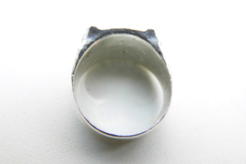 Zilveren zwarte steen cachet ring.