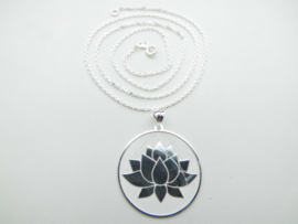Zilveren lotusbloem hanger met ketting.