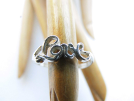 Zilveren love ring.