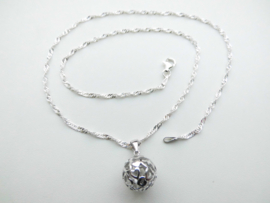 Zilveren singapore ketting met hartjes bal hanger.