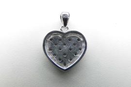 Zilveren hart hanger met zirkonia steentjes.