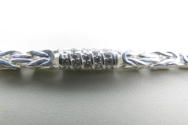 Zilveren konings bracelet met witte zirkonia steentjes buis.