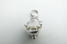 Zilveren drie voet patu hanger.