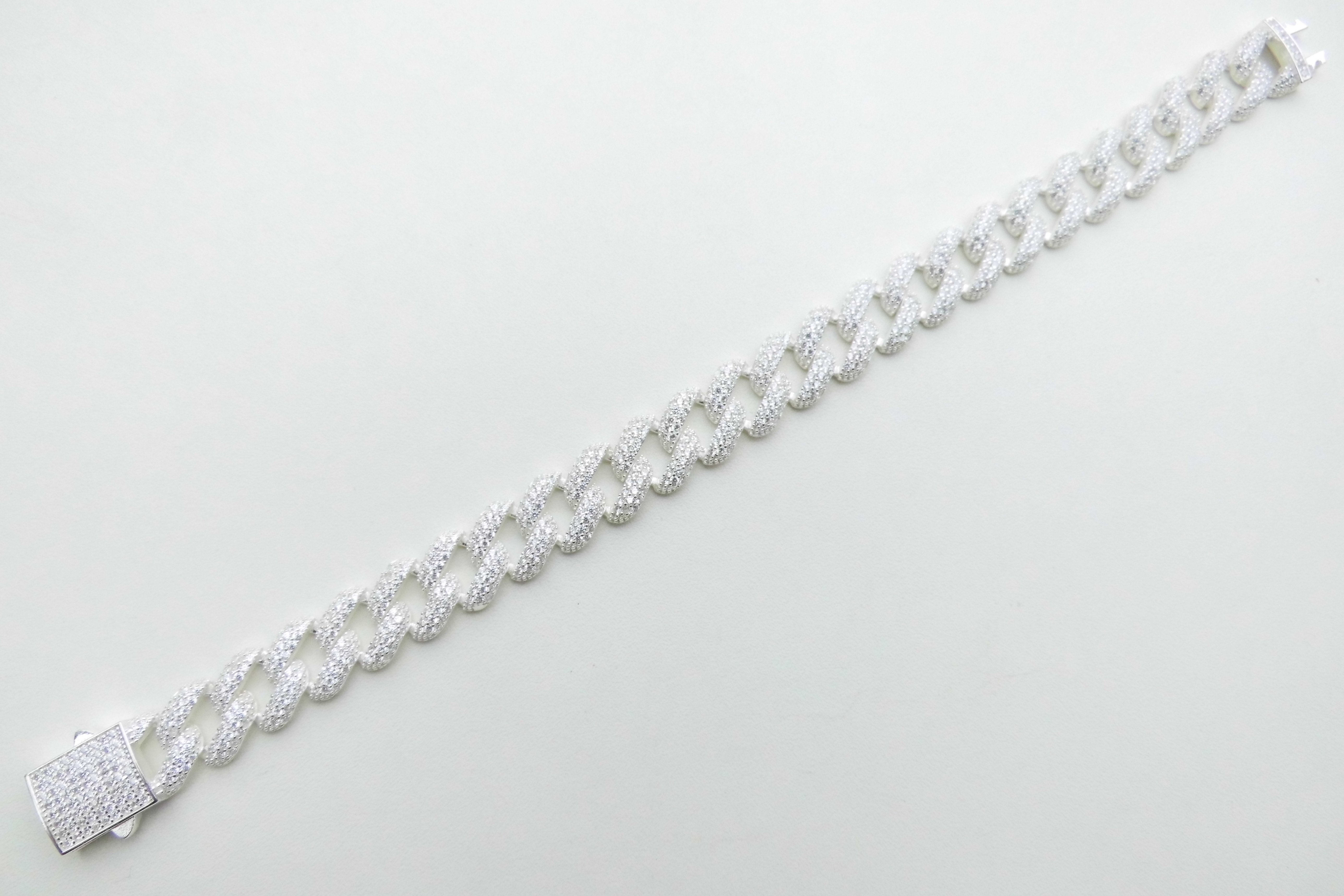 Zilveren Cuban bracelet iced met zirkonia steentjes.