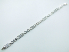 Zilveren bracelet met zirkonia steentjes.