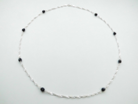 Zilveren zwarte kralen singapore ketting. (60 cm)