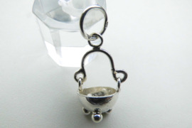 Zilveren drie voet patu hanger.