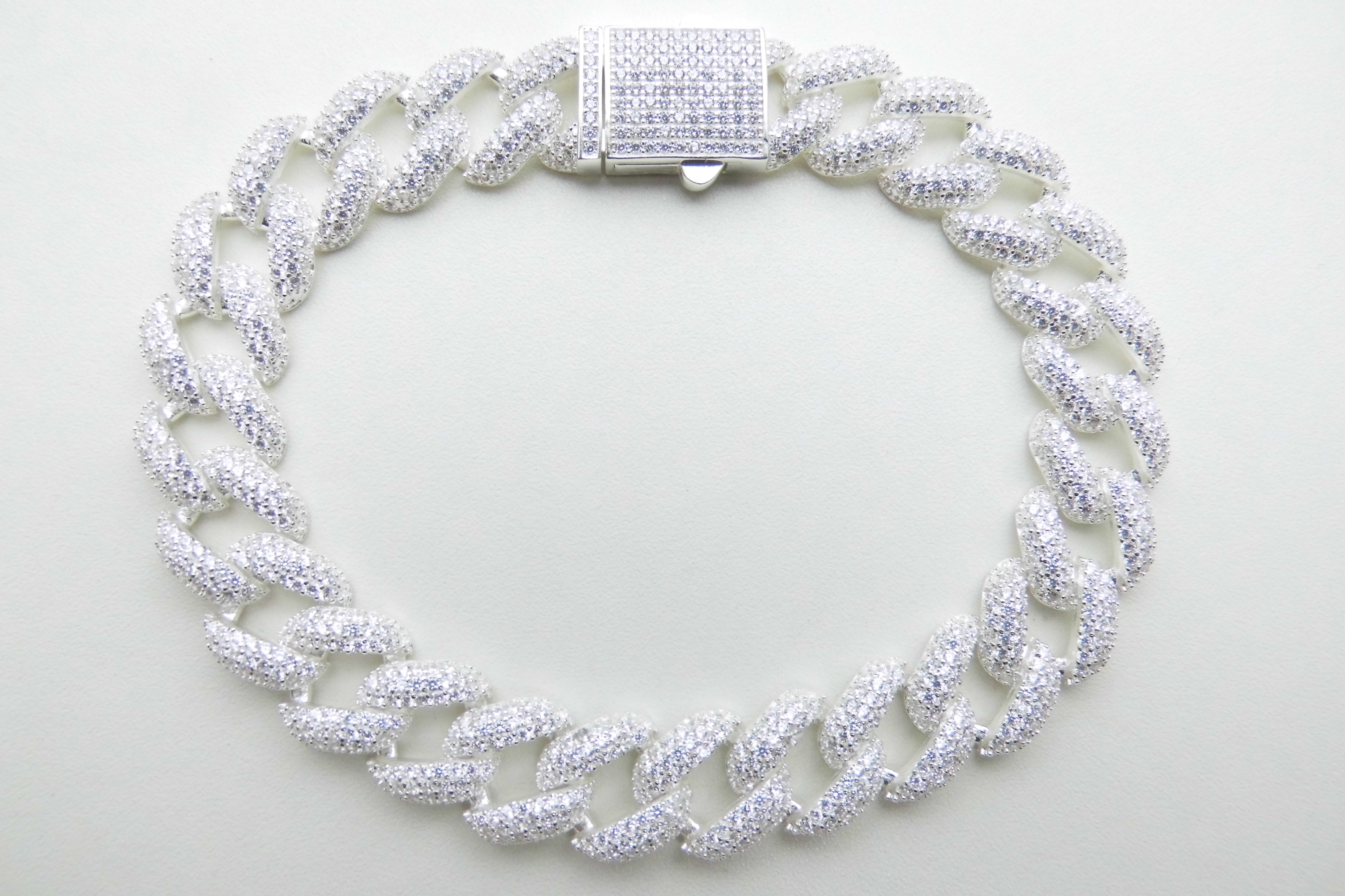 Zilveren Cuban bracelet iced met zirkonia steentjes.