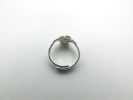 Zilveren baby mattenklopper ring met steentje.