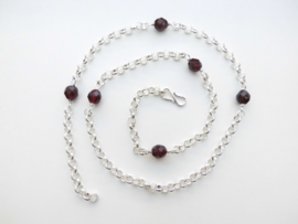 Zilveren lontai ketting met bordeaux rode kralen.
