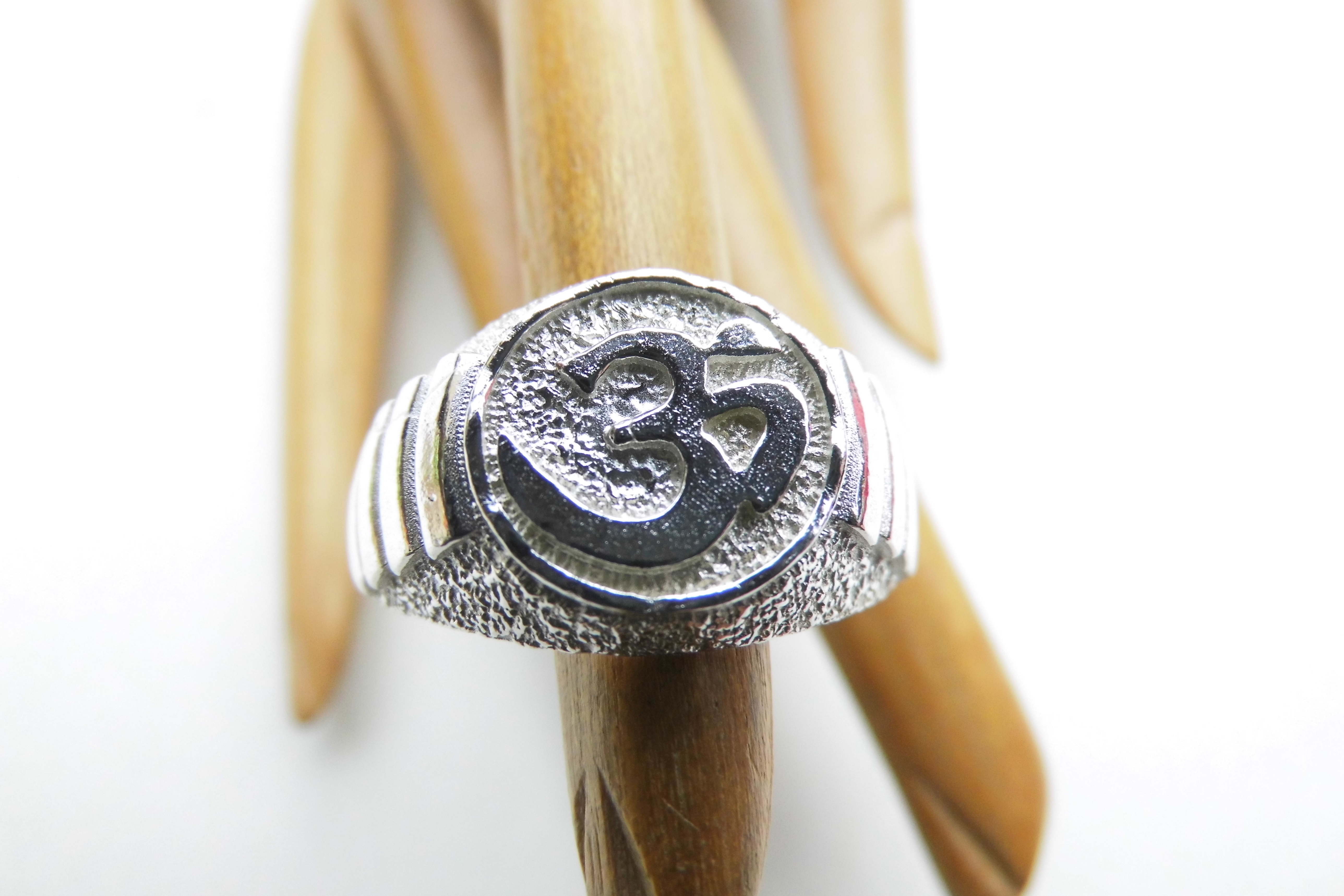 Zilveren ohm cachet ring.