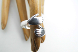 Zilveren knuffel ring.
