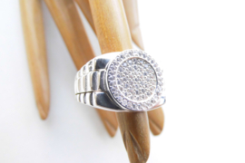 Zilveren zirkonia ring.
