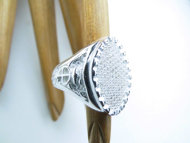 Zilveren ring met zirkonia steentjes.