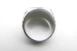 Zilveren ring met zirkonia steentjes.