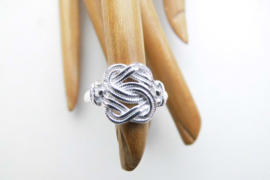 Zilveren mattenklopper ring.