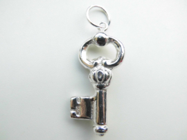 Zilveren ouderwetse sleutel hanger. (massief)