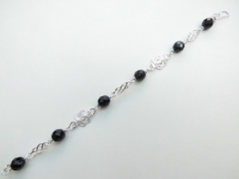 Zilveren mattenklopper/payet zwarte kralen bracelet.