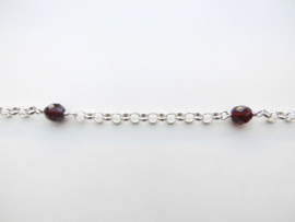 Zilveren lontai ketting met bordeaux rode kralen.