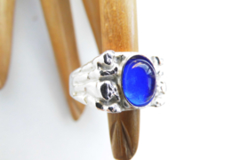 Zilveren blauwe steen cachet ring.