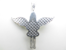 Zilveren engel hanger met zirkonia steentjes.