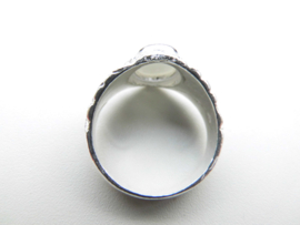 Zilveren witte steen piet piet cachet ring.
