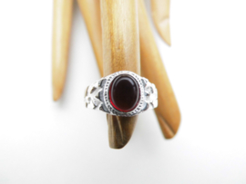 Zilveren kinderen rode steen cachet ring.