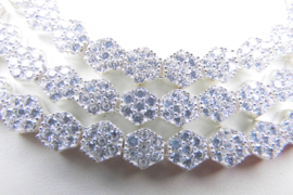 Zilveren rozet ketting iced met zirkonia steentjes.